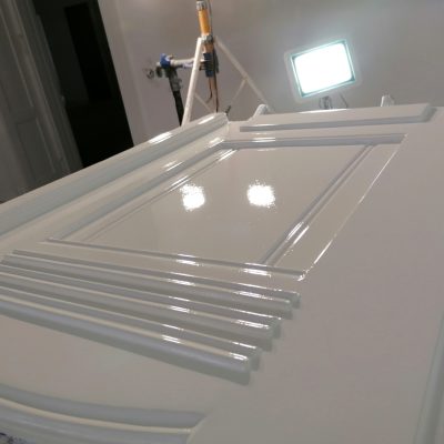 Fehér Magasfényű zománcfestés szórópisztolyal