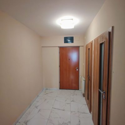 Előszoba festés latte macchiato színben